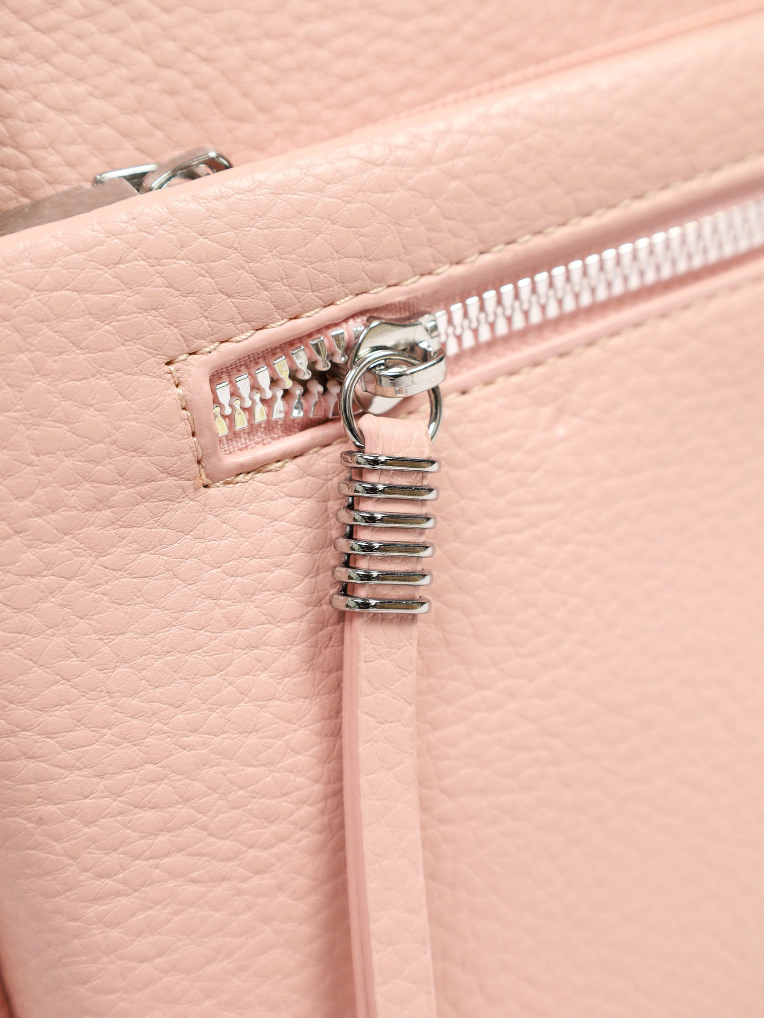 Сумка-кроссбоди с декоративным пуллером в ассортименте